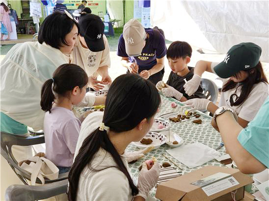 지난해 열린 영주시의 한국선비문화축제에서 학생들이 전통향(선비향) 만들기 체험 행사에 참여하고 있다. <대구한의대 제공>