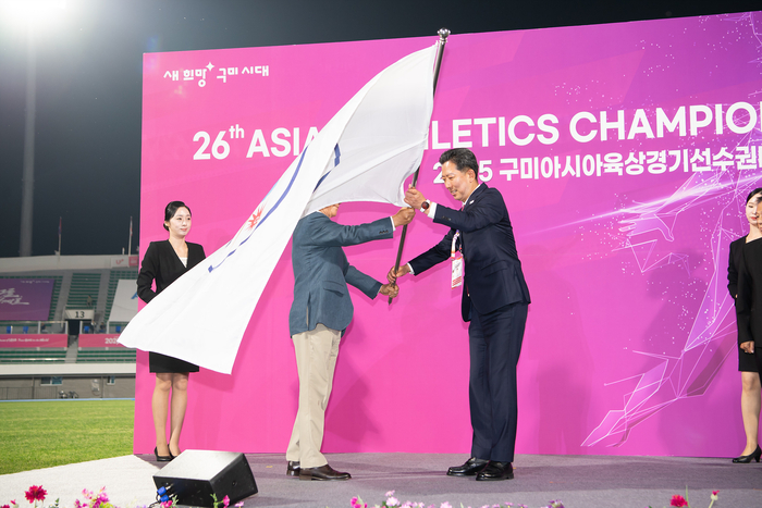 김장호 구미시장이  지난달 31일 열린 폐회식에서 2027 아시아육상경기선수권대회가 열리는 중국 샤먼시에  대회기를 건네고 있다.<구미시 제공>