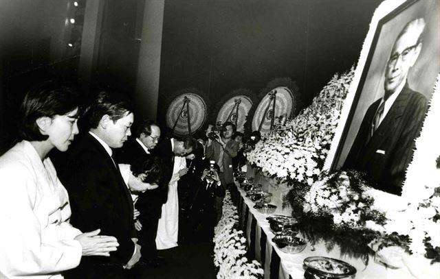 이맹희(왼쪽 네 번째) CJ 명예회장이 이건희(왼쪽 두 번째) 삼성전자 회장과 함께 1987년 11월20일 삼성그룹 창업자인 고(故) 이병철 선대 회장의 영정 앞에서 고개를 숙이고 있다. 연합뉴스