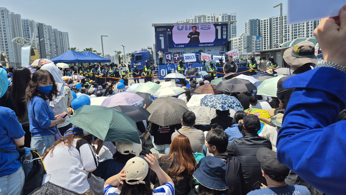 낮 최고기온이 30도에 육박한 1일 오후, 더불어민주당 이재명 대선 후보의 대구 동구 동대구역 집중유세 현장에서 지지자들이 양산을 펼친 채 자리를 지키고 있다. 조윤화 기자