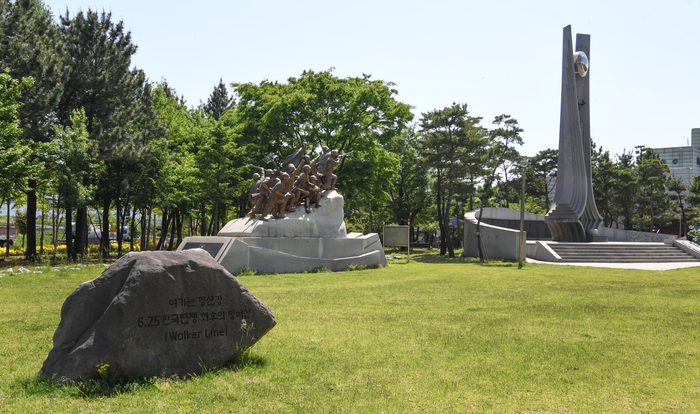 포항 해도근린공원. '여기는 형산강 6·25전쟁 최후의 방어선(Walker Line)'이라 새겨져 진 바윗돌이 놓여있다. 1950년 8월11일부터 9월23일까지 44일 간 벌어진 '형산강 전투'에서 국군과 유엔군 2천301명이 전사했다.