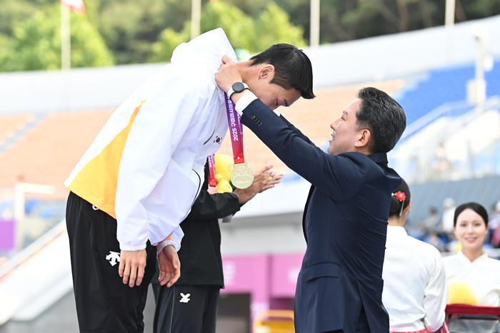 지난달 29일 열린 구미아시아육상경기선수권대회에서 2연패를 차지한 우상혁 선수에게 김장호 구미시장이 금메달을 걸어주고 있다.<구미시 제공>