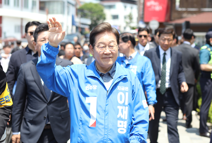 이재명 대선후보가 1일 안동 유세 현장을 찾아 이동하고 있다.<피재윤기자>