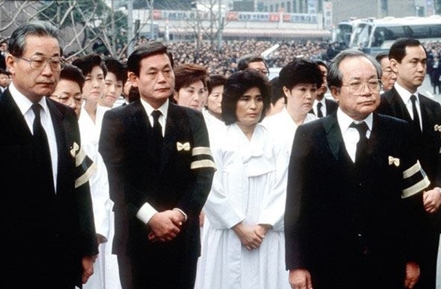 1987년 11월23일 열린 이병철 삼성그룹 창업주의 장례식에서 애도하고 있는 장남 이맹희, 3남 이건희, 차남 이창희 형제(오른쪽부터). <삼성그룹 제공>