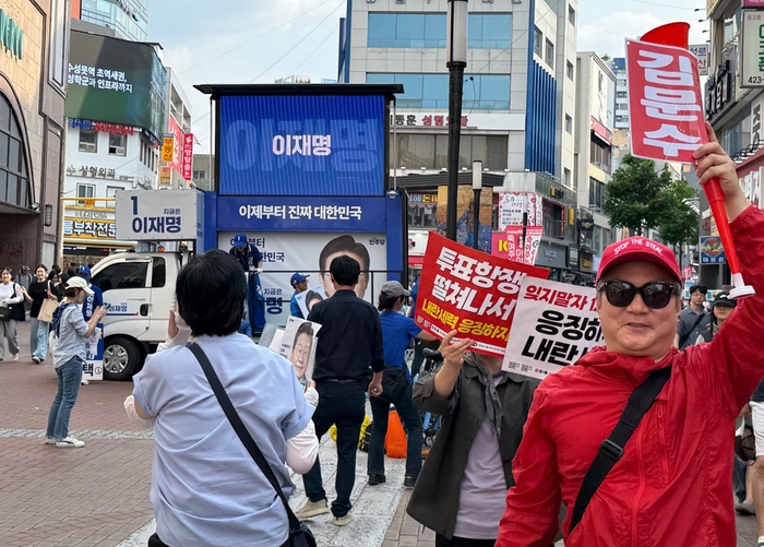 1일 대구 중구 동성로 중앙무대 앞 국민의힘과 더불어민주당이 맞불 유세 활동을 펼치고 있다. 구경모기자