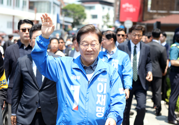 이재명 대선후보가 안동을 찾아 유세 현장으로 발걸음을 옮기고 있다.<피재윤기자>