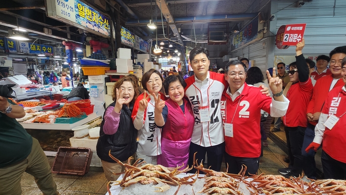 1일 포항 죽도시장 게릴라 유세에 나선 김용태 국민의힘 비상대책위원장이 김정재·이상휘 국회의원, 상인들과 기념촬영을 하고 있다.<김정재 국회의원 사무실 제공>