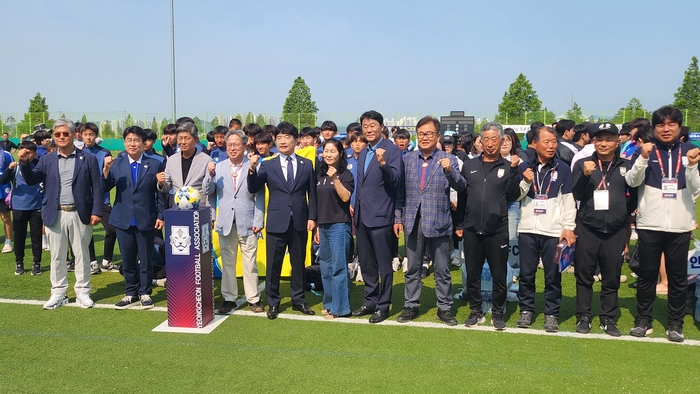 경북동호인화합축구대회에 참석한 내빈들과 선수들이 화이팅을 외치고 있다.<유시용 기자>