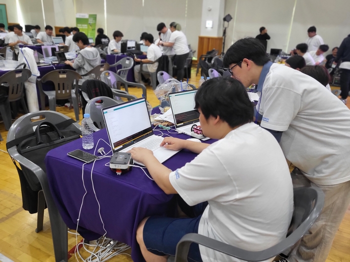 지난달 30일 대구 동구 한국폴리텍대 영남융합기술캠퍼스 대강당에서 열린 '2025 WCRC 물류로봇 경진대회'에 참가한 학생들이 로봇 코딩 작업을 진행하고 있다. 이승엽기자sylee@yeongnam.com