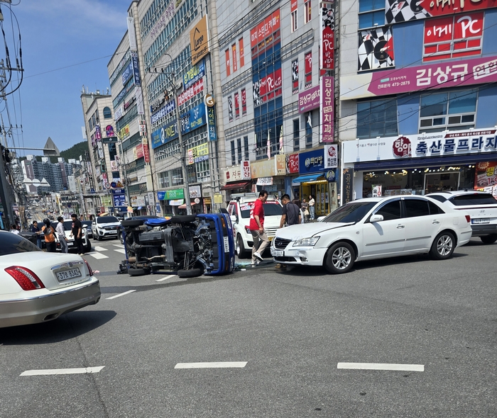 1일 오후 2시7분쯤 구미시 진평동에 있는 한 마트 사거리에서 운행중인 다마스와 소나타가 충돌했다. 충돌로 인해 다마스는 전복됐다. 인근에 있던 김근한 구미시의원이 사고 현장 정리를 돕고 있다.<김근한 구미시의원 제공>