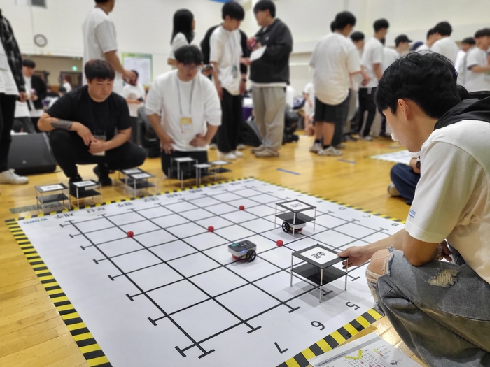 지난달 30일 대구 동구 한국폴리텍대 영남융합기술캠퍼스 대강당에서 열린 '2025 WCRC 물류로봇 경진대회'에 참가한 학생들이 로봇 이동 경로를 지켜보고 있다. 이승엽기자sylee@yeongnam.com