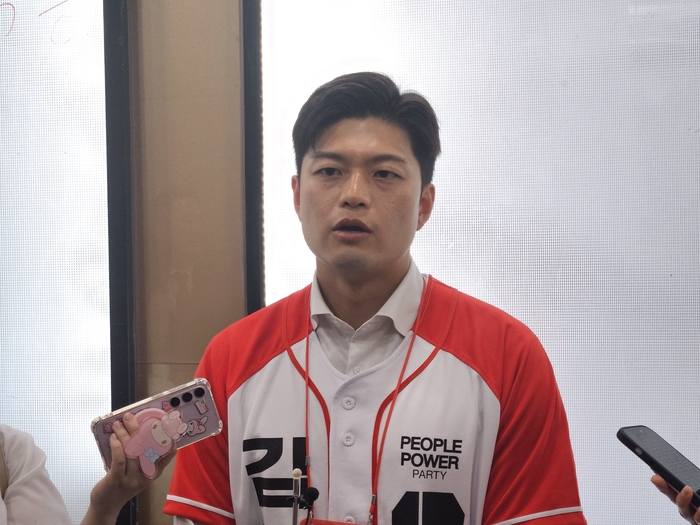 국민의힘 김용태 비상대책위원장이 1일 대구 중구 동성로에서 기자들의 질문에 답을 하고 있다. 권혁준기자 hyeokjun@yeongnam.com