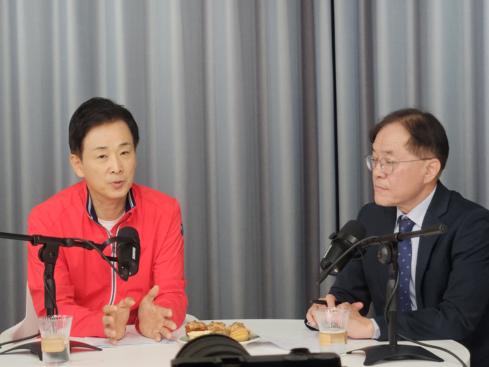 1일 영남일보 스튜디오에서 열린 '박재일의 직설사설' 촬영에서 유영하 의원과 박재일 영남일보 논설실장이 대담을 나누고 있다. 서민지기자 mjs858@yeongnam.com