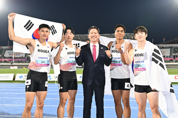 김장호 구미시장이 아시아육상경기선수권대회  사상 최초로 금메달을 목에 건 남자 400ｍ 계주 선수들과 기념찰영을 하고 있다.<구미시 제공>