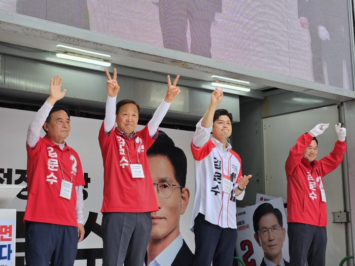 국민의힘 김용태 비상대책위원장(왼쪽에서 셋째)이 1일 대구 중구 동성로에서 김문수 후보 지원 유세를 펼치고 있다. 권혁준기자 hyeokjun@yeongnam.com