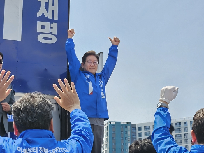 더불어민주당 이재명 후보가 1일 오후 1시20분 동대구역에서 선거 유세를 펼치고 있다. 권혁준기자 hyeokjun@yeongnam.com