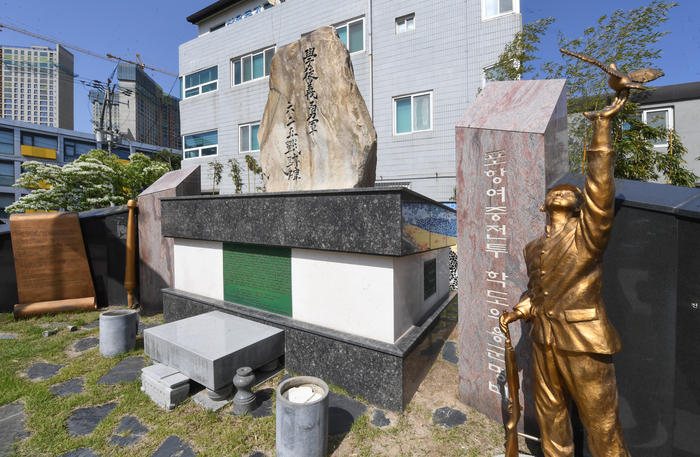 포항 학도의용군 6.25 전적비와 학도의용 군명비. 포항여중 전투에서 희생된 학도병들을 기리는 포항여중전투 학도의용군명비에는 전사한 학도병의 이름이 적혀 있다.
박관영기자 zone5@yeongnam.com