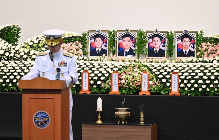 1일 오전 경북 포항시 해군항공사령부 강당에서 해군참모총장 주관으로 '해군 P-3CK 917호기 순직자 영결식'이 엄수됐다. 양용모 해군참모총장이 조사를 낭독하고 있다.<해군 제공>