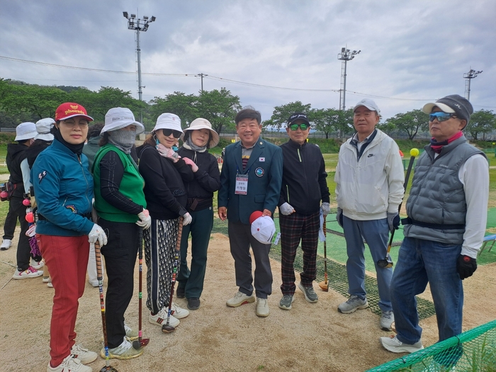 이정철 문경시 파크골프협회장(가운데)이 제4회 문경새재배 전국 파크골프대회 예선에 참가한 동호인들과 기념 촬영을 하고 있다. <강남진 기자>