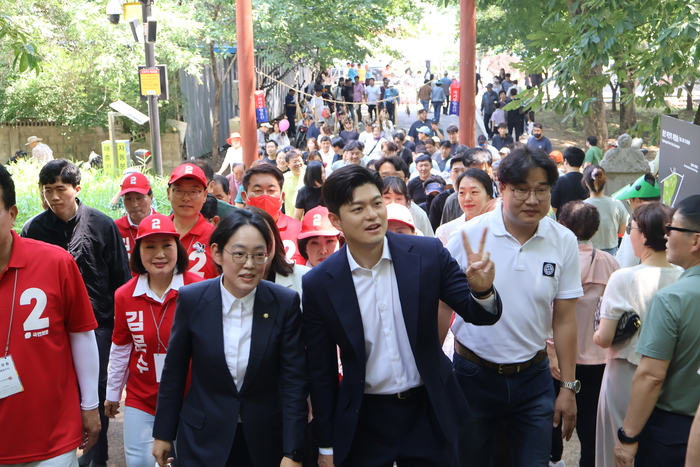 1일 경북 경산 자인단오제를 찾은 김용태 국민의힘 비대위원장이 축제장으로 들어서고 있다. <조지연 국민의힘 의원실 제공>