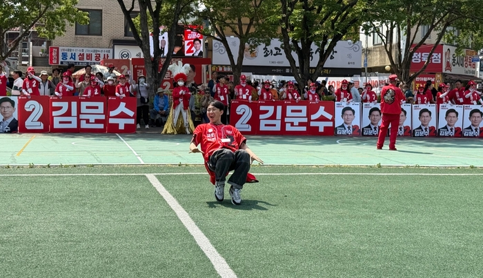 1일 대구 동구 반야월시장 인근 공원에서 국민의힘 선대위 율동팀이 로고송에 맞춰 공연을 하고 있다. 구경모기자