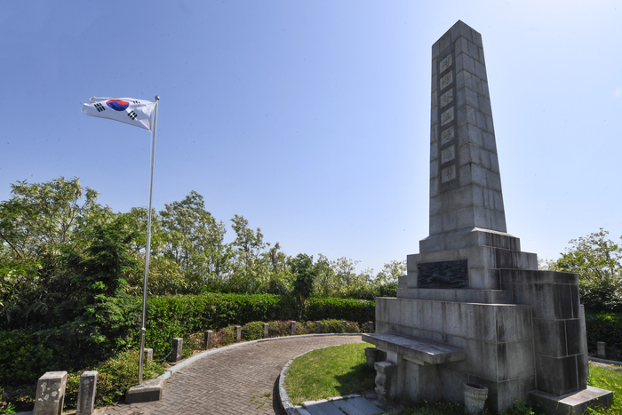 포항 전몰학도 충혼탑. 김춘식 외 47명, 1천394위의 영령들이 봉안된 공간이다. 처음 충혼탑이 세워진 것은 1957년이다. 전국 학생들이 성금을 모아 건립했다고 한다.
박관영기자 zone5@yeongnam.com