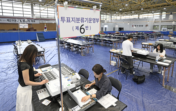 제21대 대통령 선거를 하루 앞둔 2일 오전 대구 수성구 만촌인라인롤러스케이트장에 설치된 개표소에서 수성구선거관리위원회 관계자들이 투표지분류기를 점검하고 있다.
이윤호기자 yoonhohi@yeongnam.com
