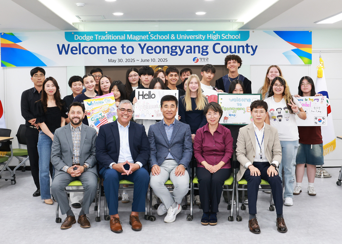 미국 투산교육청 소속 교직원과 학생들이 영양군을 방문해 기념사진을 촬영하고 있다.<영양군 제공>