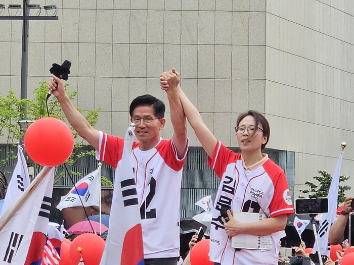 2일 오후 대구 동대구역 광장에서 국민의힘 김문수 후보와 딸 김동주씨가 선거 유세를 벌이고 있다. 권혁준기자 hyeokjun@yeongnam.com