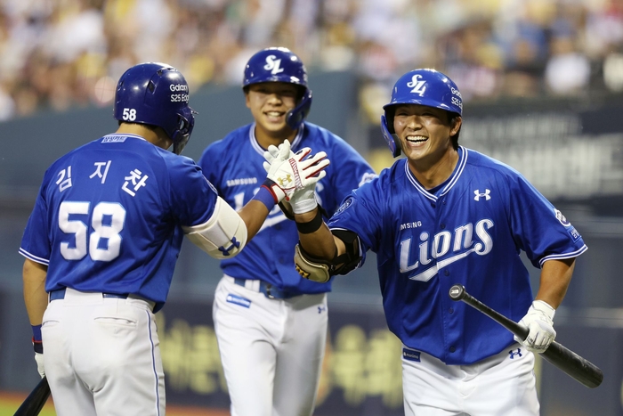 지난 1일 오후 5시 서울 잠실야구장에서 '2025 신한 SOL 뱅크 KBO리그' 삼성 라이온즈와 LG 트윈스 경기에서 김태훈이 홈런을 친 후 환호하고 있다. <삼성 라이온즈 제공>