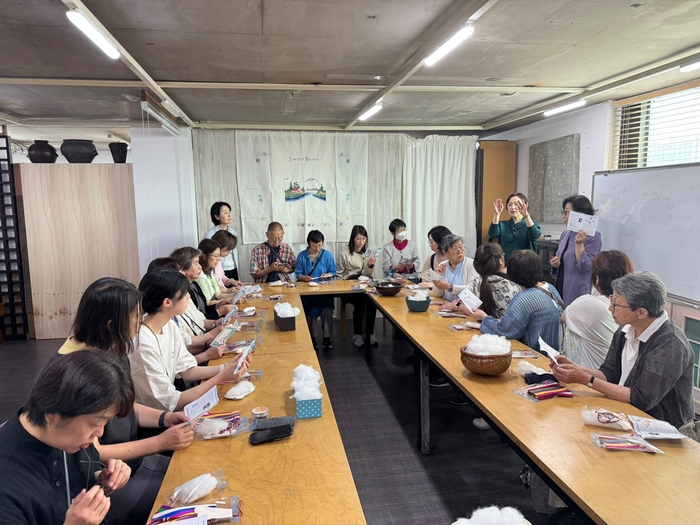 일본 보자기 공예작가들이 지난 5월 박물관 수를 찾아 보자기와 관련한 강의를 듣고 있다.