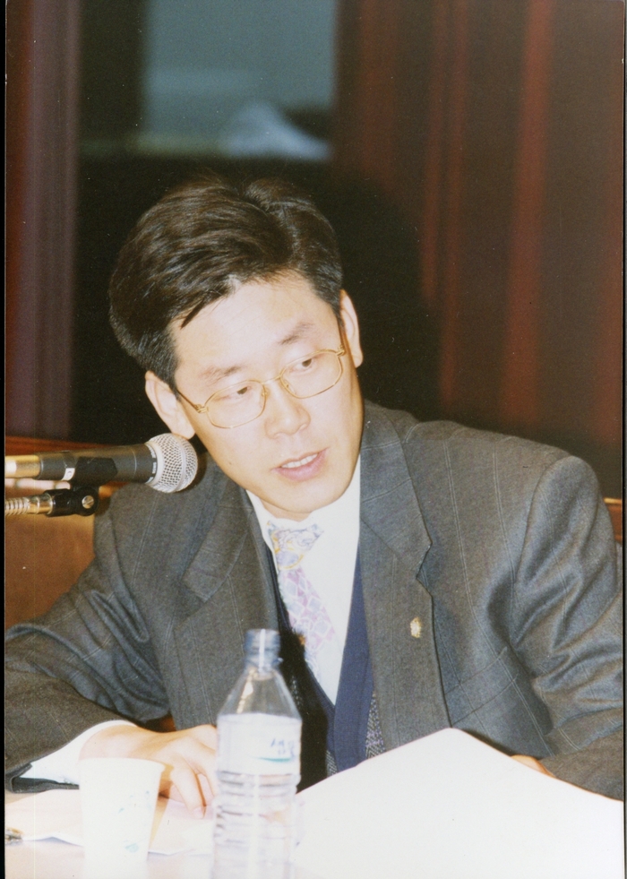 이재명 대통령 1990년대 중후반 인권 변호사 시절 어느 토론회장에서 찍은 사진. 더불어민주당 제공