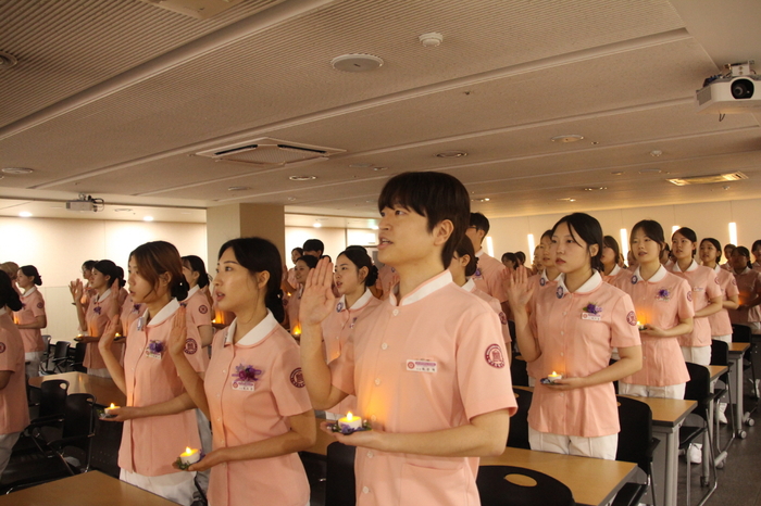 최근 대구과학대에서 열린 '제17회 예비 치과위생사 선서식' 예비 치과위생사가 되기 위한 치위생과 2학년 학생들이 촛불 의식에 참여하고 있다. <대구과학대 제공>