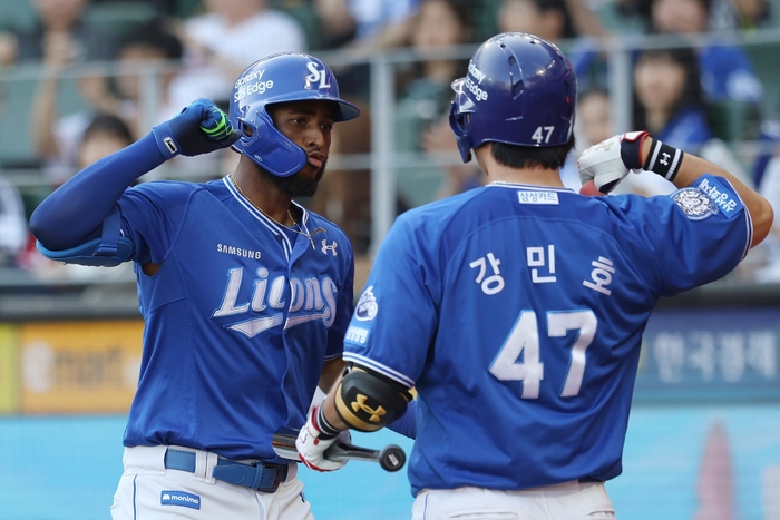 3일 오후 5시 인천 SSG랜더스필드에서 '2025 신한 SOL 뱅크 KBO리그' 삼성 라이온즈와 SSG 랜더스 경기에서 디아즈가 홈런을 친 후 강민호와 세레머니를 하고 있다. <삼성 라이온즈 제공>