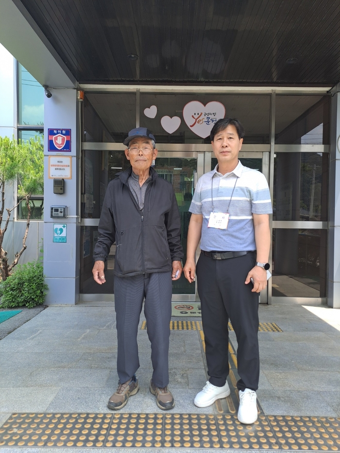 경북 문경시 산북면 우곡리에 거주하는 1918년생 황의남(107세·왼쪽)어르신이 3일 제21대 대통령 선거를 마치고 산북면 박석진 부면장과 함께 기념 촬영을 하고 있다. 강남진 기자