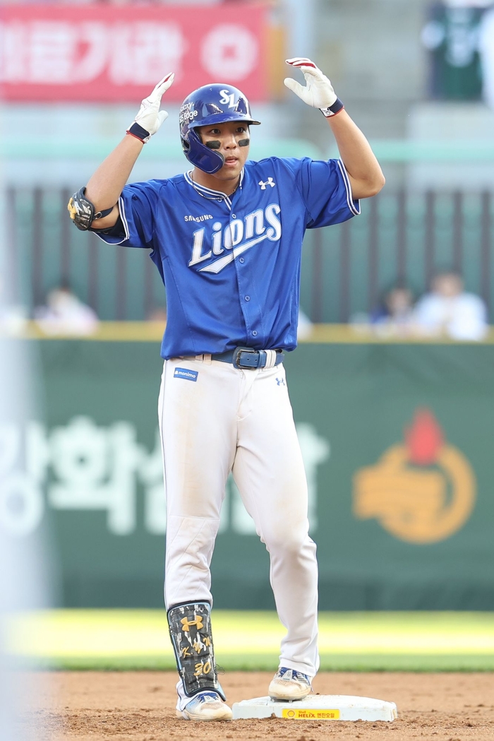 3일 오후 5시 인천 SSG랜더스필드에서 '2025 신한 SOL 뱅크 KBO리그' 삼성 라이온즈와 SSG 랜더스 경기에서 김영웅이 안타를 친 후 환호하고 있다. <삼성 라이온즈 제공>