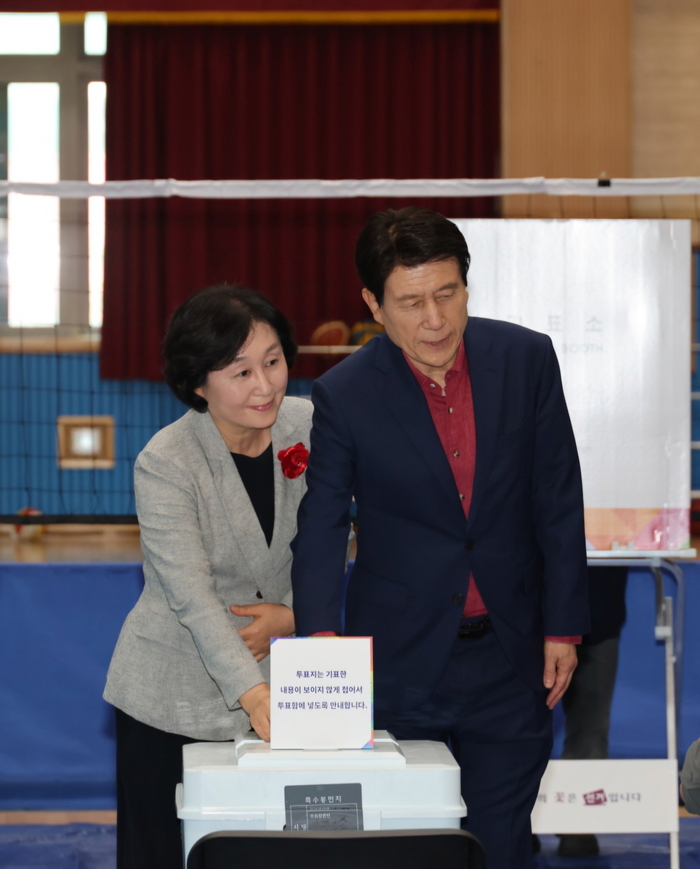 이강덕 포항시장과 배우자 최혜련 여사가 3일 오전 문덕초등학교에 마련된 오천읍 제1투표소에서 소중한 한 표를 행사했다. <포항시 제공>