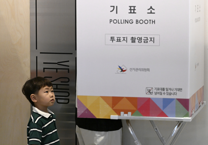 제21대 대통령 투표일인 3일 오후 대구 중구 대구예술발전소 만권당 카페에 설치된 투표소에서 한 어린이가 엄마의 투표를 지켜보고 있다.
이윤호기자 yoonhohi@yeongnam.com