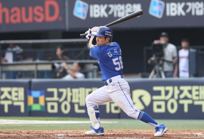 지난 1일 서울 잠실야구장에서 '2025 신한 SOL 뱅크 KBO리그' 삼성 라이온즈와 LG 트윈스 경기에서 김지찬이 타석에 들어섰다. <삼성 라이온즈 제공>