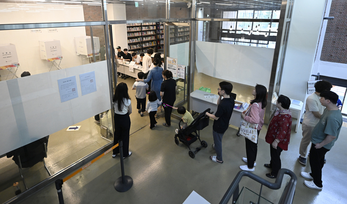 제21대 대통령 투표일인 3일 오후 대구 중구 대구예술발전소 만권당 카페에 설치된 투표소를 찾은 유권자들이 줄을 서서 기다리고 있다.
이윤호기자 yoonhohi@yeongnam.com