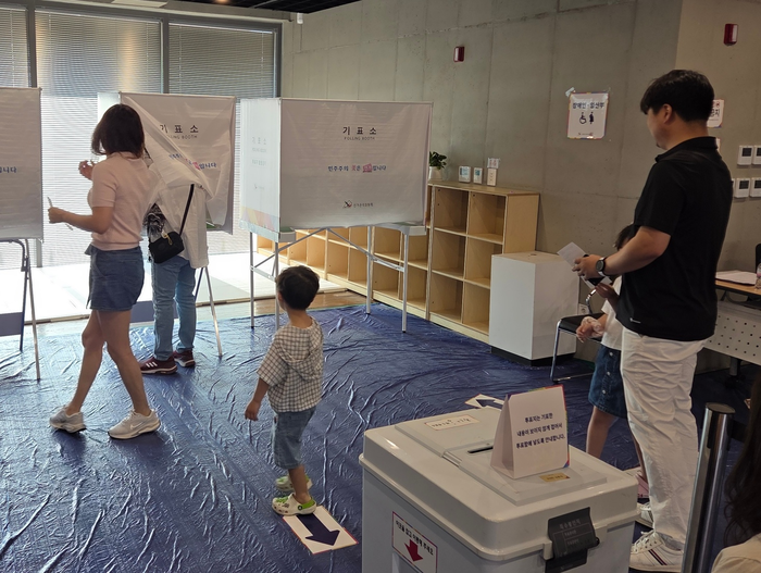 3일 대구 수성구 황금2동 행정복지센터에서 제21대 대통령 선거 투표에 참여 중인 유권자가 어린 자녀와 함께 투표소로 들어가고 있다. 최시웅기자