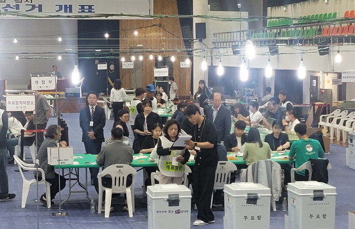3일 경북 봉화군민회관 1층에 마련된 제21대 대통령선거 개표소에서 개표 요원들과 개표참관인들이 긴장감 속에 투표지를 분류하고 있다.
