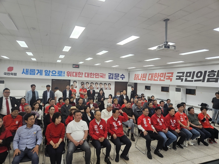 3일 오후 8시 제21대 대통령선거 출구조사 결과가 발표된 후 국민의힘 대구시당사 5층 개표상황실에 모인 지역 국회의원 등이 실망한 표정을 내비치고 있다. 영남일보DB