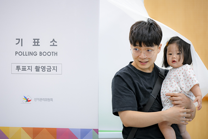 제21대 대통령 선거일인 3일, 대구 중구 성내3동 행정복지센터 투표소에서 한 유권자가 어린 딸을 안고 기표소를 나서고 있다.
이현덕기자 lhd@yeongnam.com