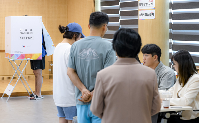 제21대 대통령 선거일인 3일, 대구 중구 성내3동 행정복지센터에 마련된 투표소에서 시민들이 기표를 위해 차례를 기다리고 있다.
이현덕기자 lhd@yeongnam.com