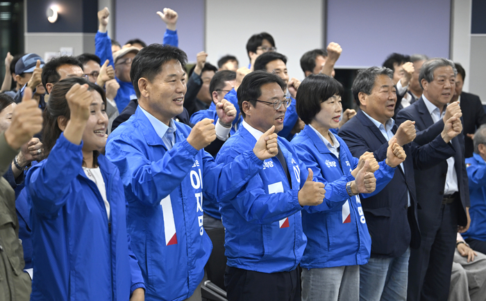 제21대 대통령 출구조사가 발표된 3일 오후 대구 중구 더불어민주당 대구시당에서 당원들이 출구조사 결과를 보며 환호하고 있다. 이윤호기자 yoonhohi@yeongnam.com