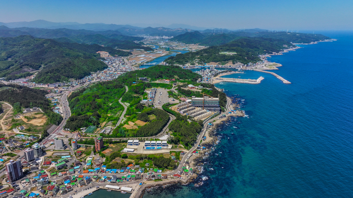 영덕군의 강구 삼사해상공원(사진 가운데) 은 다양한 해양 문화시설 뿐만 아니라 자연의 아름다움과 휴식을 동시에 제공하는 매력적인 관광지로 꼽힌다. <영덕군 제공>