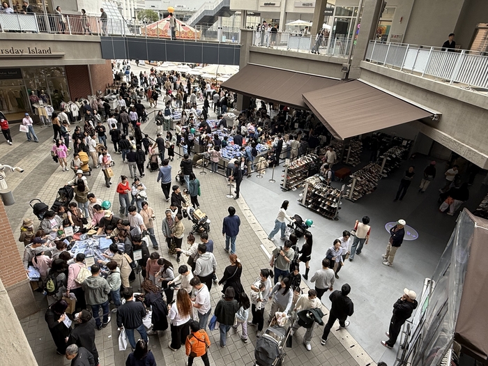 지난 4월12일 개점 14주년을 맞은 롯데아울렛 이시아폴리스점을 찾은 고객들이 쇼핑을 하고 있다. <롯데백화점 제공>