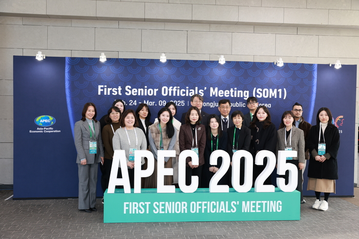 지난 3월 경주화백컨벤션센터(HICO)에서 열린 '2025 경주 아시아태평양경제협력체(APEC) 제1차 고위관리회의(SOM1)'에 참여한 해외 고위당국자들이 하이코에서 기념촬영을 하고 있다. <경북도 제공>