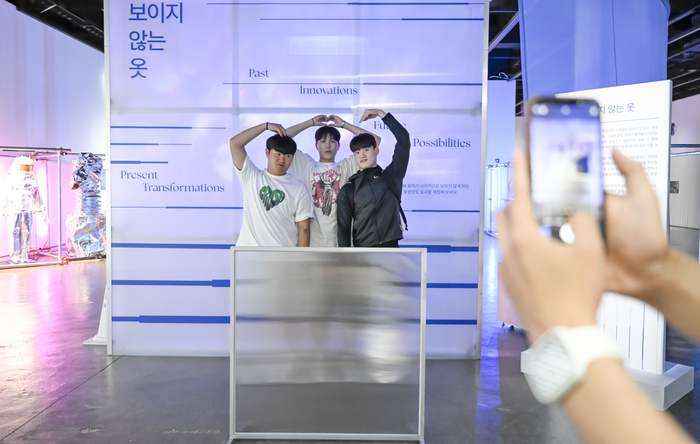대구섬유박물관 개관 10주년 특별전 '섬유, 경계를 넘다'가 5일 개막한 가운데, 관람객들이 '보이지 않는 옷'을 주제로 한 체험형 전시에서 렌티큘러 렌즈 패널을 통해 투명 망토의 원리를 간접 체험하고 있다. 전시 현장에는 AI 패션 화보, 가상 패션쇼, 3D 프린팅 의상 등 섬유 기술의 미래를 소개하는 다양한 콘텐츠도 함께 선보이고 있다. 행사는 오는 10월 12일까지 이어진다.
이현덕기자 lhd@yeongnam.com